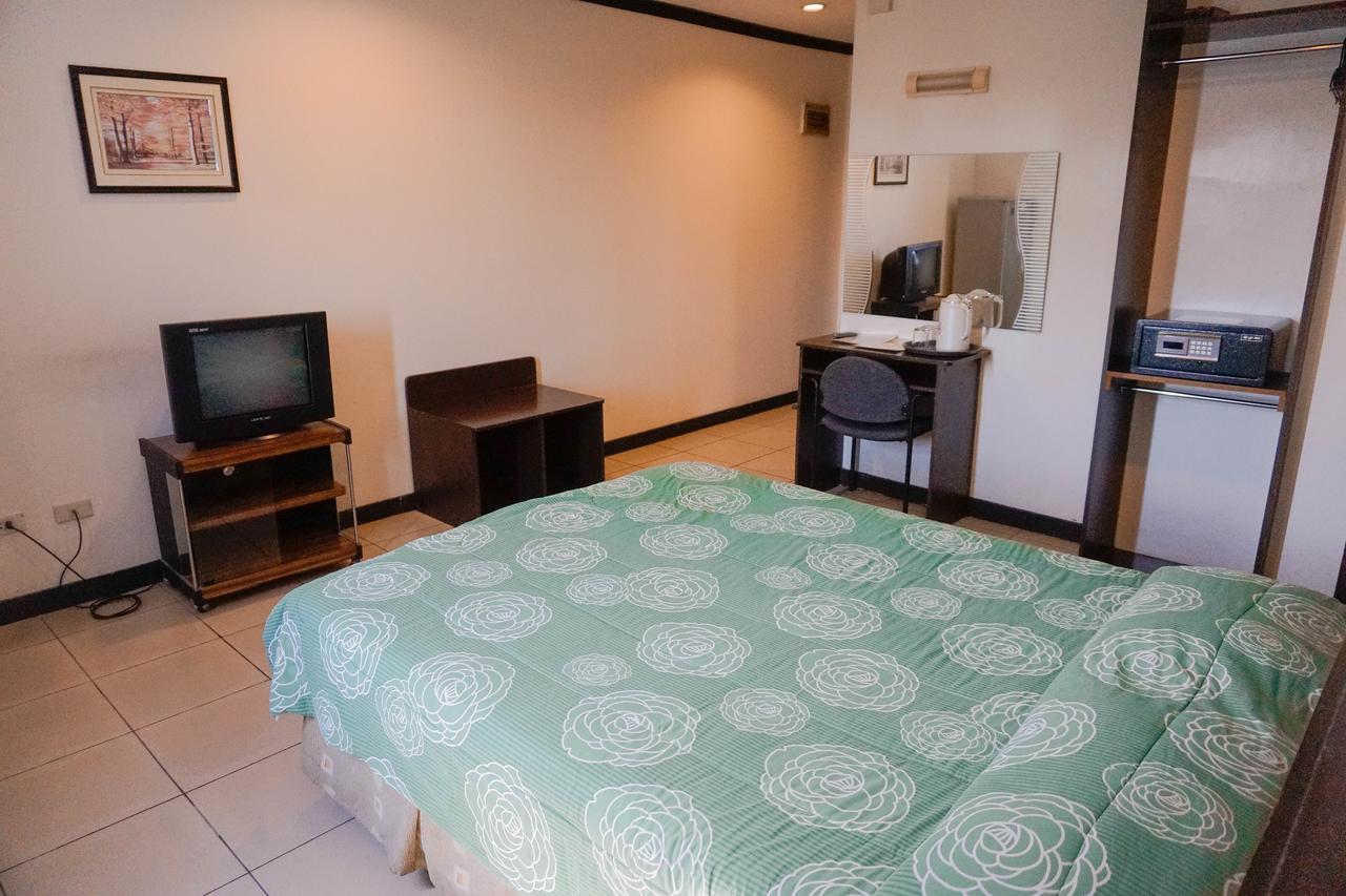Crowne Garden Hotel Cebu Exterior photo