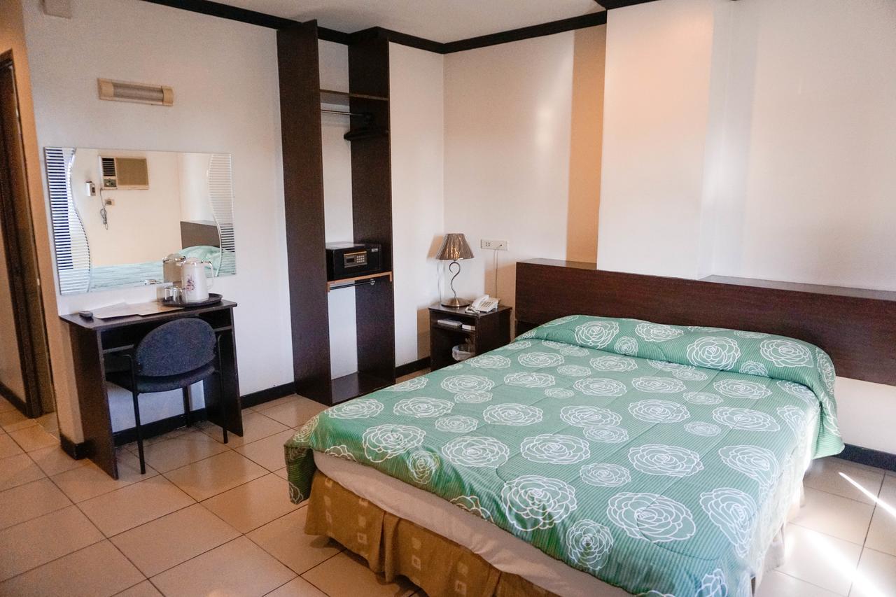 Crowne Garden Hotel Cebu Exterior photo